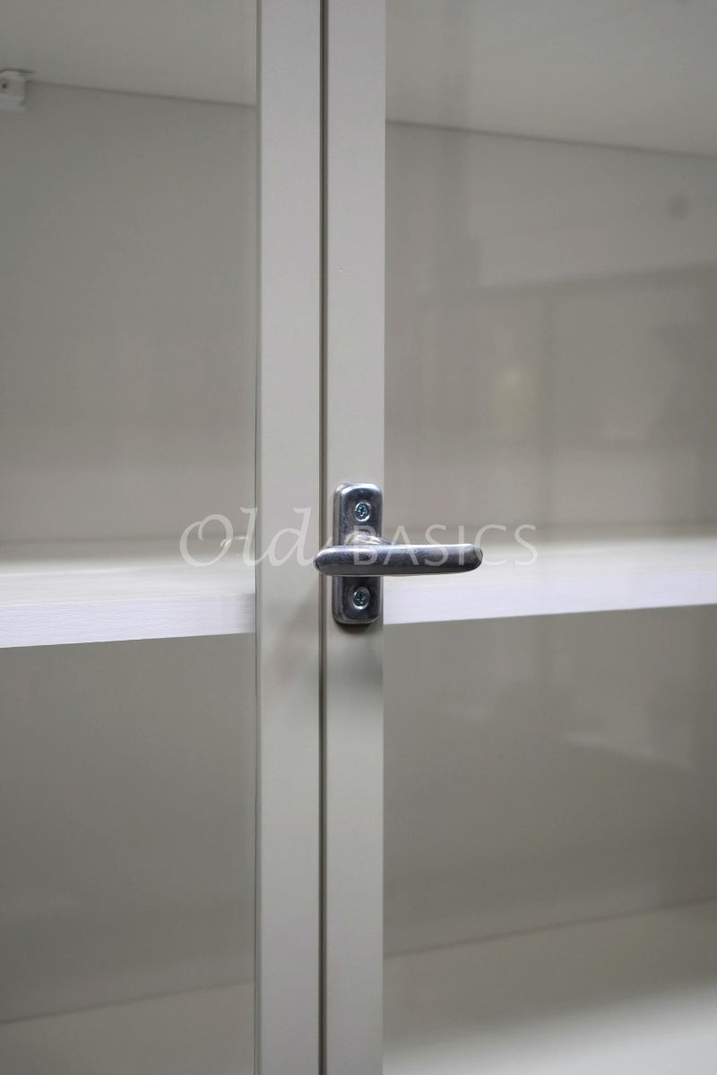 Detail van Apothekerskast Ferro, 3 deuren, RAL7032, grijs, groen, materiaal staal